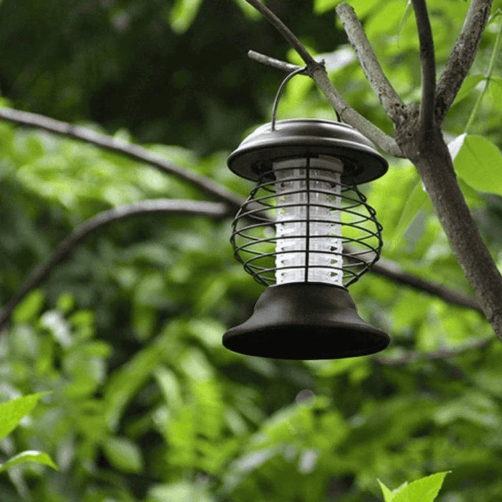 Lampe anti-moustiques solaire LED, autonome et écologique pour jardin et terrasse. Éloigne les insectes efficacement.