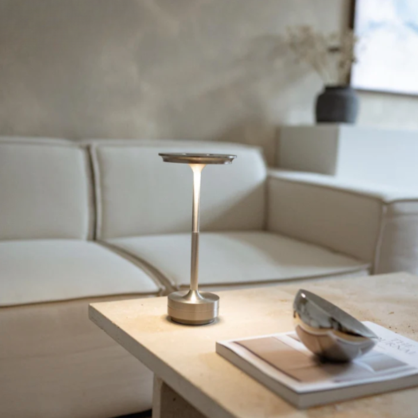 Lumière chaude et dimmable de la lampe Glimmera sans fil, rechargeable. Crée une ambiance cosy dans le salon.