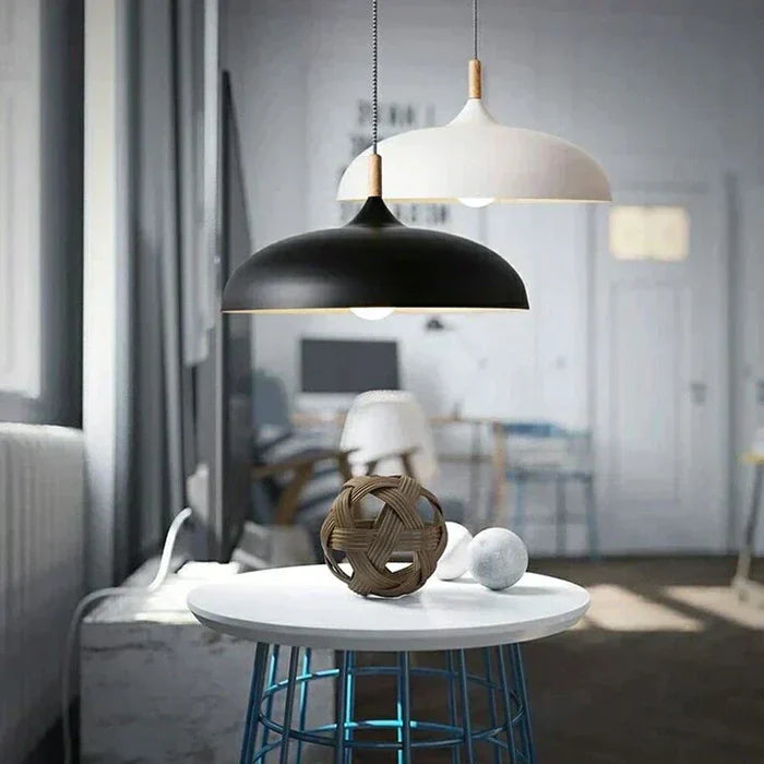 Design épuré pour ce plafonnier en chêne clair avec éclairage LED intégré, touche nordique garantie.