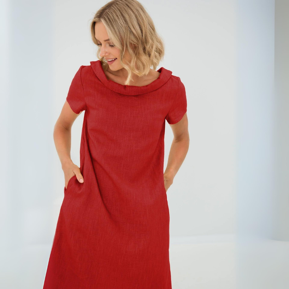 Femme portant une robe d'été fluide décontractée avec poches, look estival chic et serein.