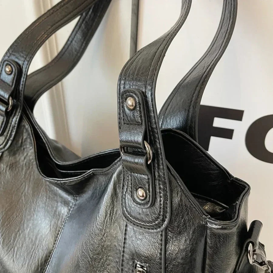 Sac à main bandoulière pour femme, style moderne, en faux cuir marron. Spacieux et pratique.