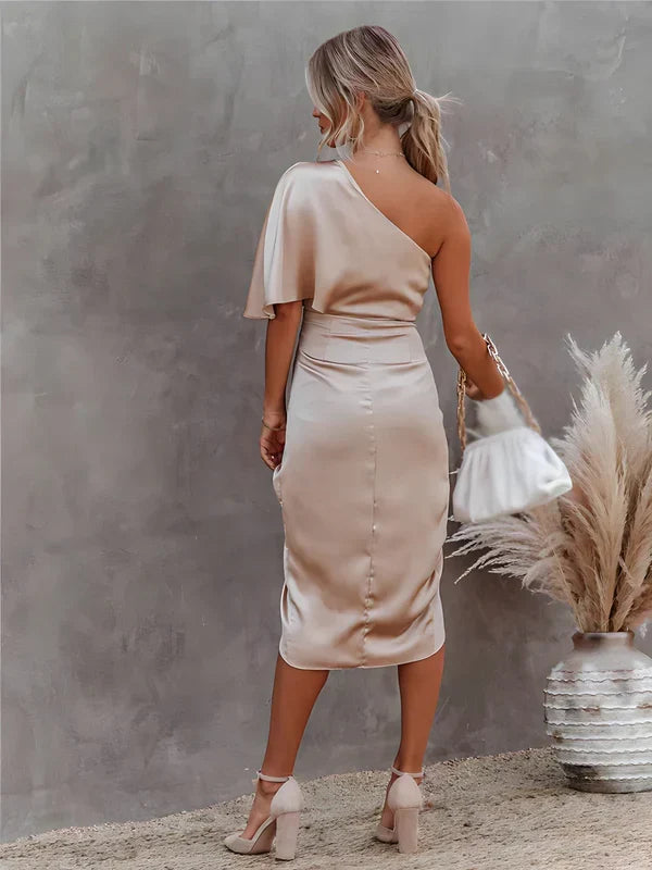 Robe de cocktail Celina en soie, couleur vibrante, pour une femme élégante et audacieuse.