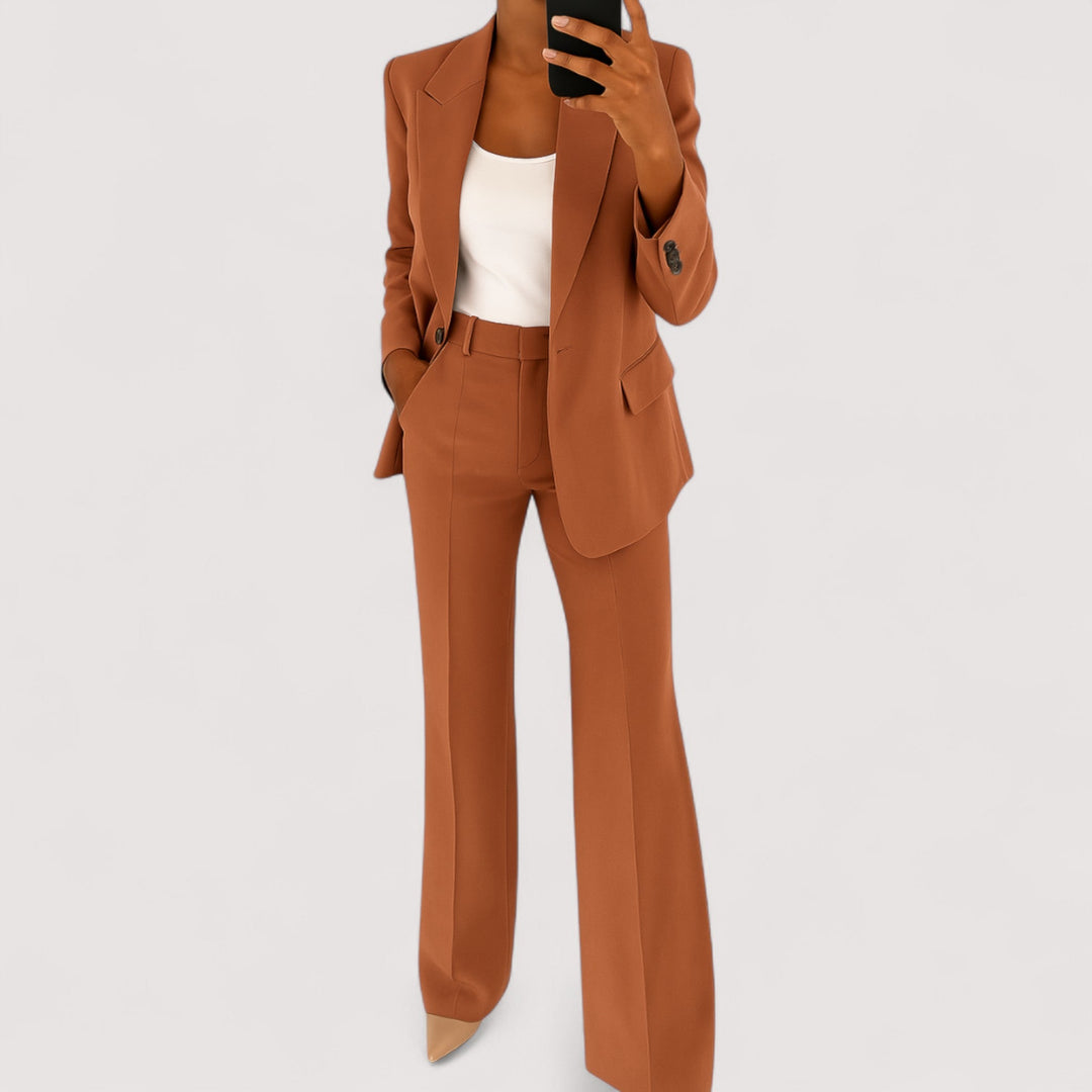 Tenue de bureau femme chic et moderne : ensemble deux pièces Alessia élégant. Tailleur professionnel classique.