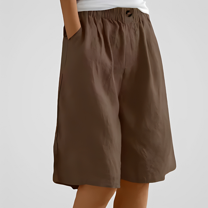 Sentez le confort moderne avec ce short femme léger et ample. Idéal pour des journées d'été décontractées chic.
