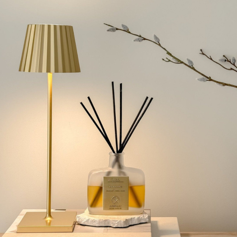 Lampe de table LED LumiPort posée dans un salon moderne, offrant une lumière d'ambiance chaleureuse et réglable.