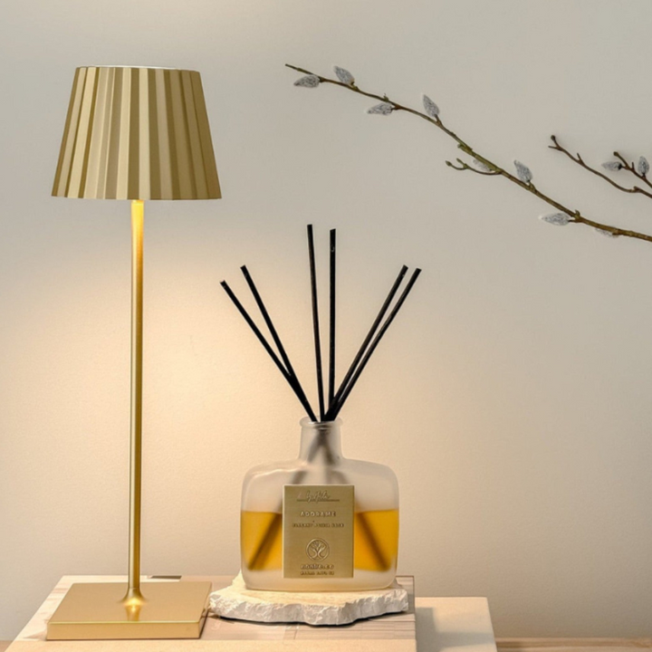 Lampe de table LED LumiPort posée dans un salon moderne, offrant une lumière d'ambiance chaleureuse et réglable.
