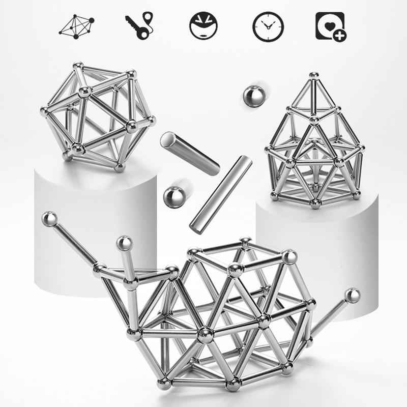 Mains d'enfant assemblant des pièces de jeu de construction magnétique colorées.