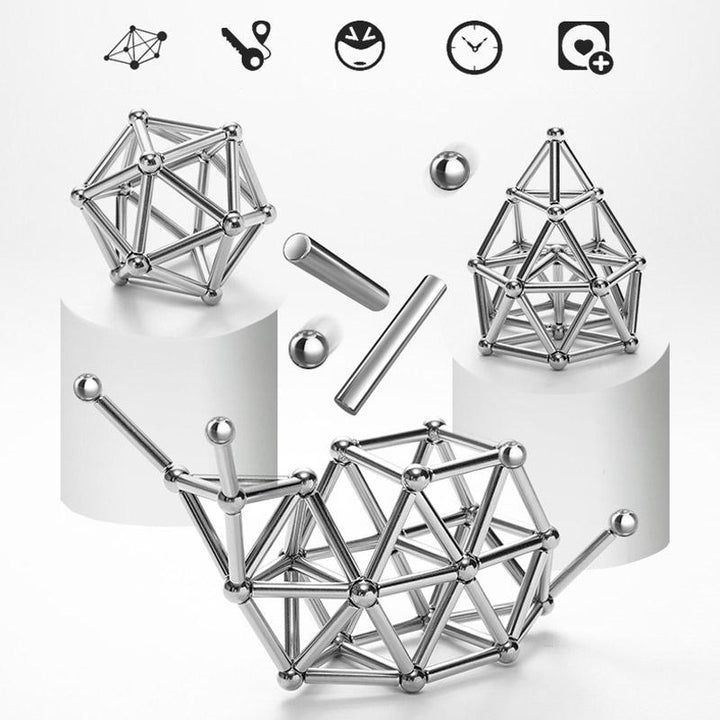 Mains d'enfant assemblant des pièces de jeu de construction magnétique colorées.