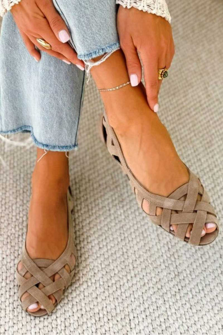 Vue arrière de sandales plates tressées femme, confort élégant pour l'été et printemps.