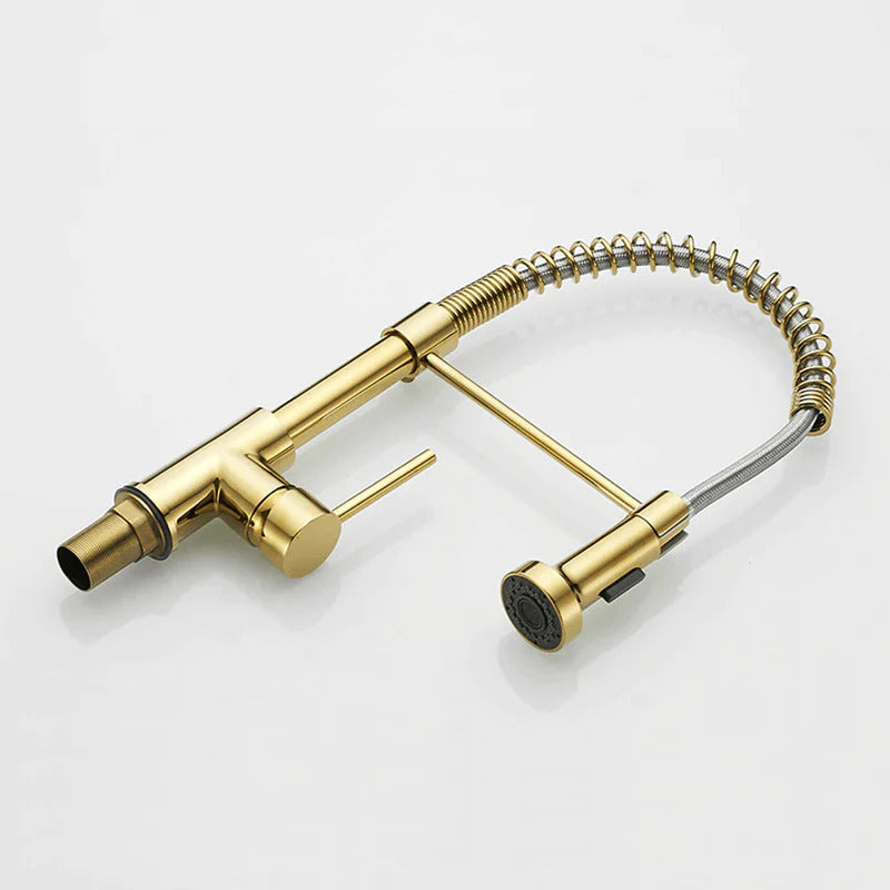 Robinet de cuisine or brossé, douchette extensible pour un évier élégant.
