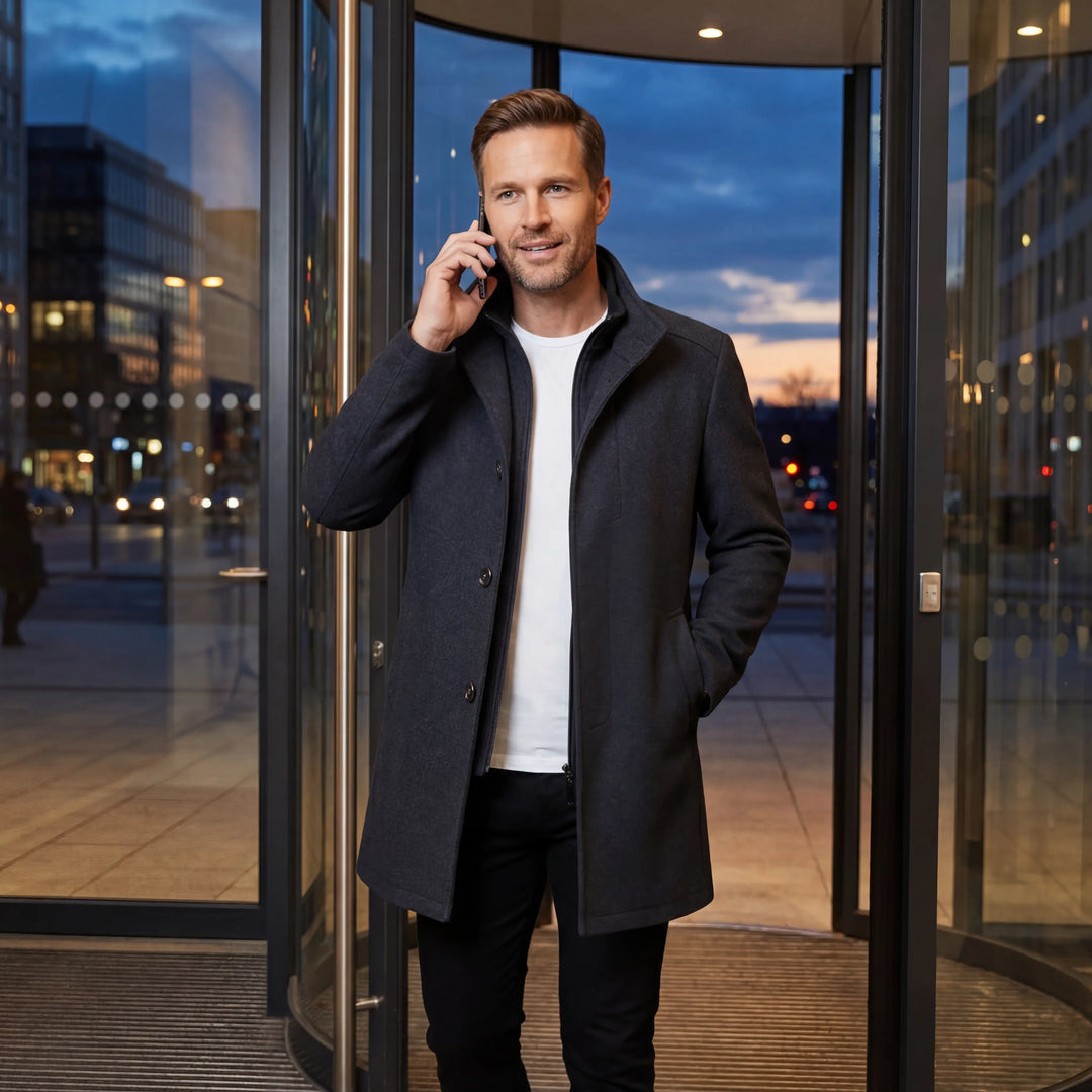 Manteau homme mi-long élégant à col double, idéal pour l'hiver et un style urbain chic.