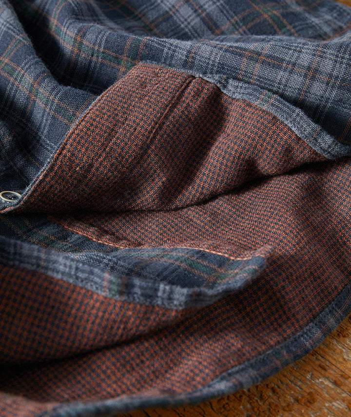 Homme portant chemise western rayée Sawyer décontractée, style cowboy moderne, vêtement masculin.