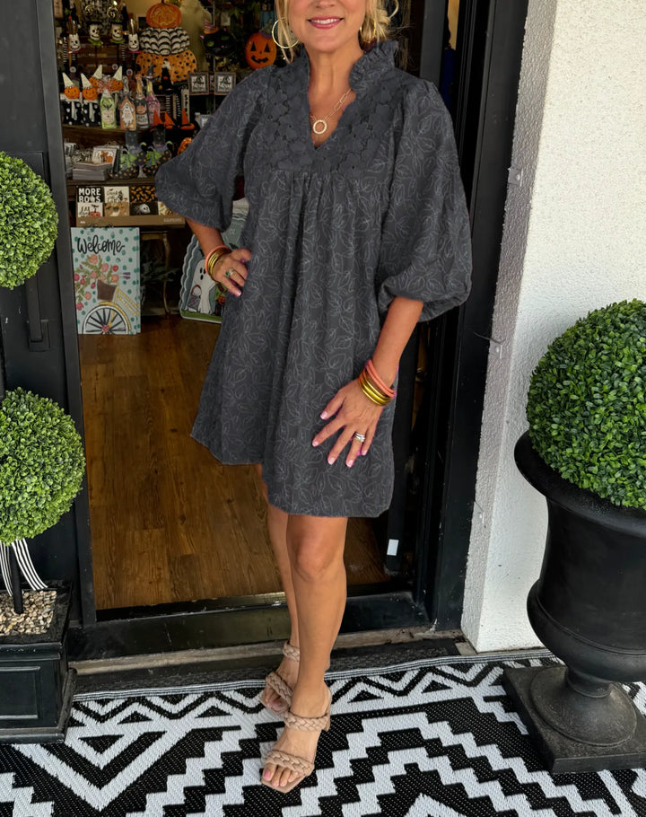 Robe courte jacquard femme chic, col V élégant, manches bouffantes. Parfaite pour le printemps/été.