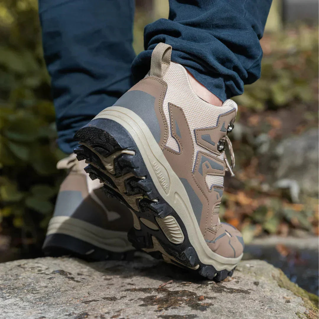 Chaussures outdoor femme, légères, offrant confort et protection pour longues randonnées.
