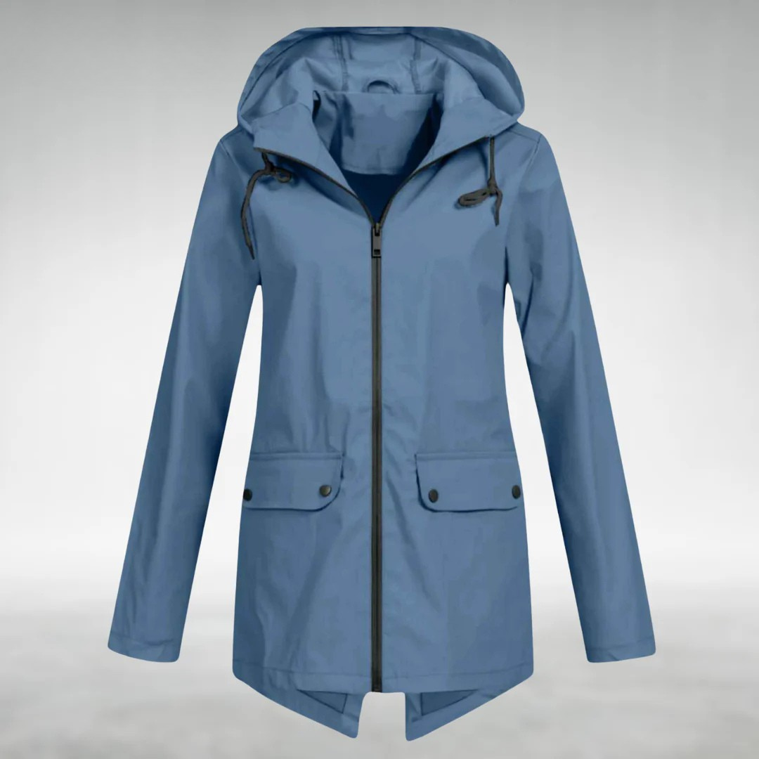 Modèle portant une veste femme imperméable élégante, look sport chic, idéal printemps/automne. Protection pluie fiable.