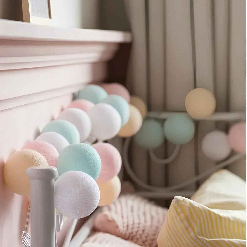 Boules de coton lumineuses LED, guirlande décorative pour une douce lumière d'appoint.