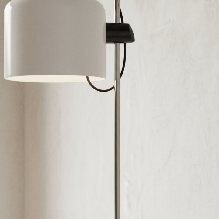 Lampadaire moderne blanc pour décoration intérieure, éclairage ajustable et stylé.