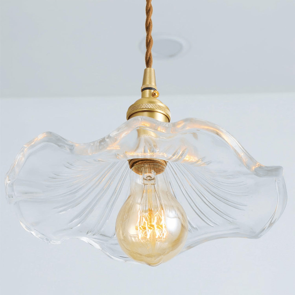 Suspension lumineuse raffinée, laiton et verre, touche tropicale pour maison.
