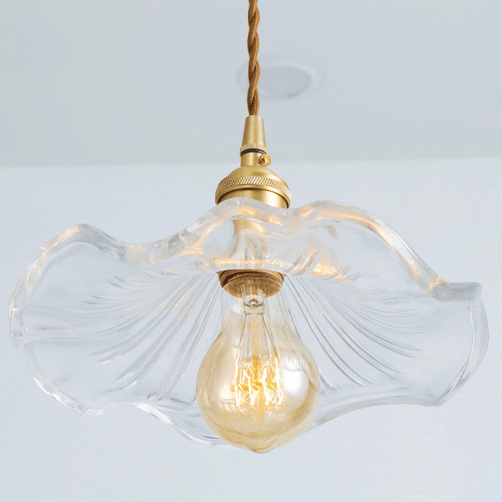 Suspension lumineuse raffinée, laiton et verre, touche tropicale pour maison.