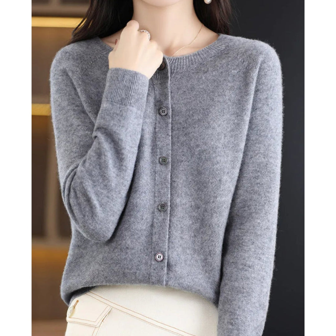 Gilet femme classique à col rond, confortable et élégant, un essentiel mode pour femme.
