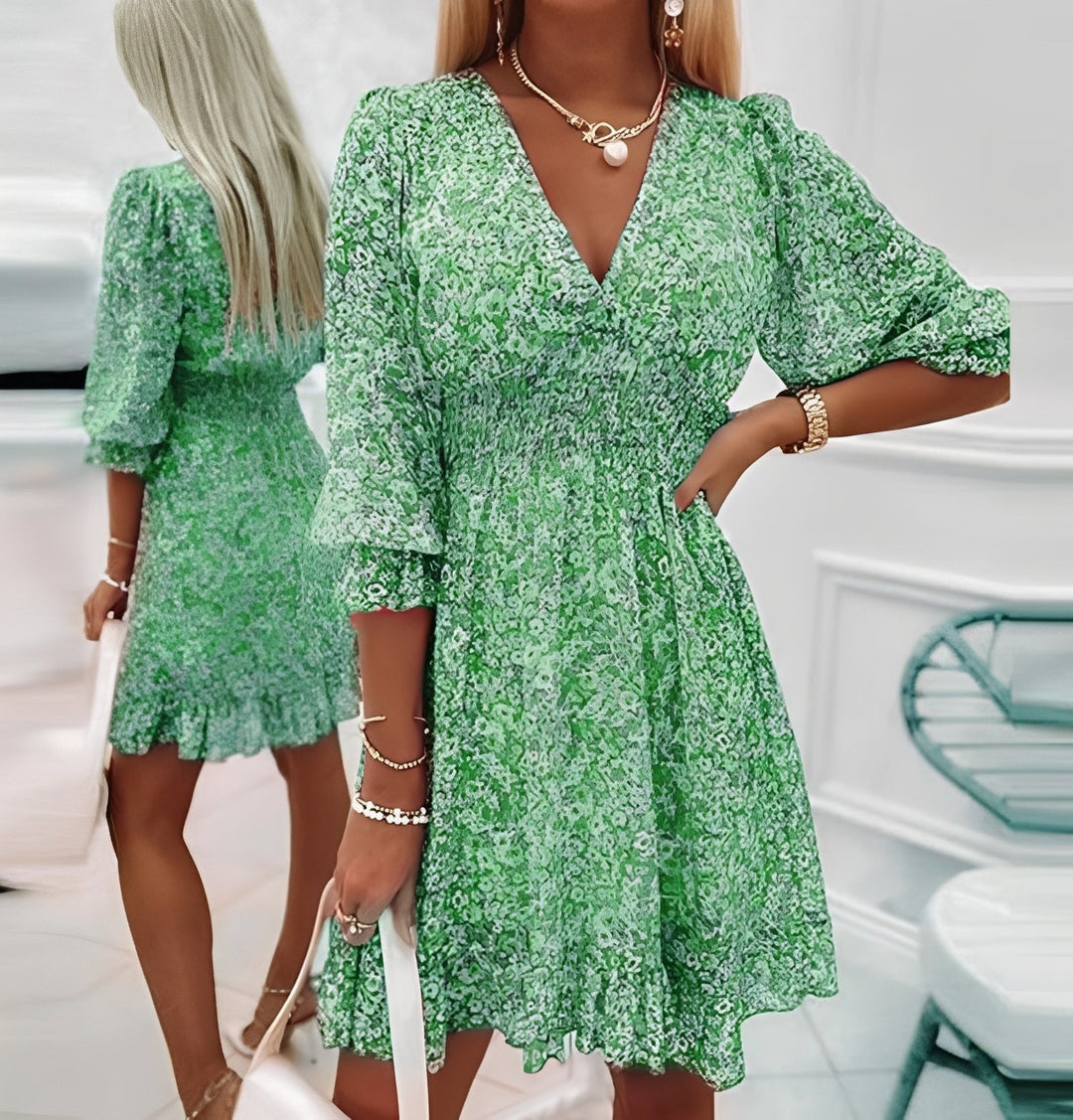Élégante robe mini bohème fluide pour femme, idéale pour la mode estivale et les journées décontractées.