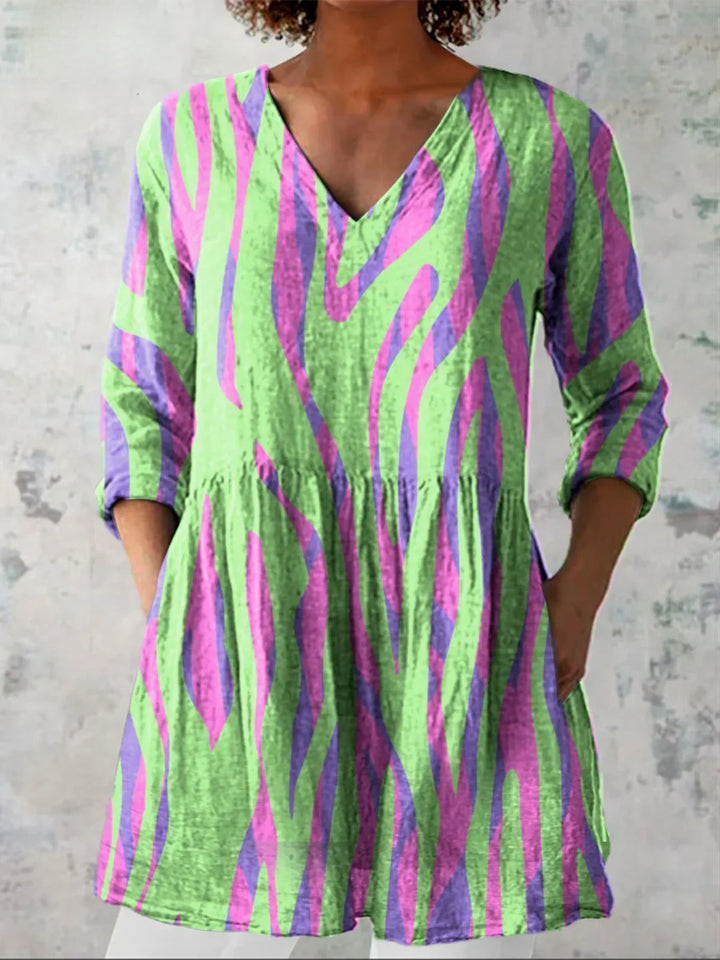 Tunique chic femme, rayures graphiques, col en V. Coupe longue, moderne et polyvalente pour l'automne.