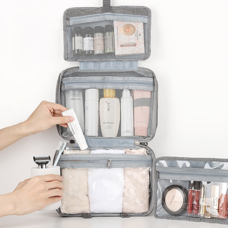 Accessoire de voyage indispensable : organiseur compact pour cosmétiques et articles de toilette.