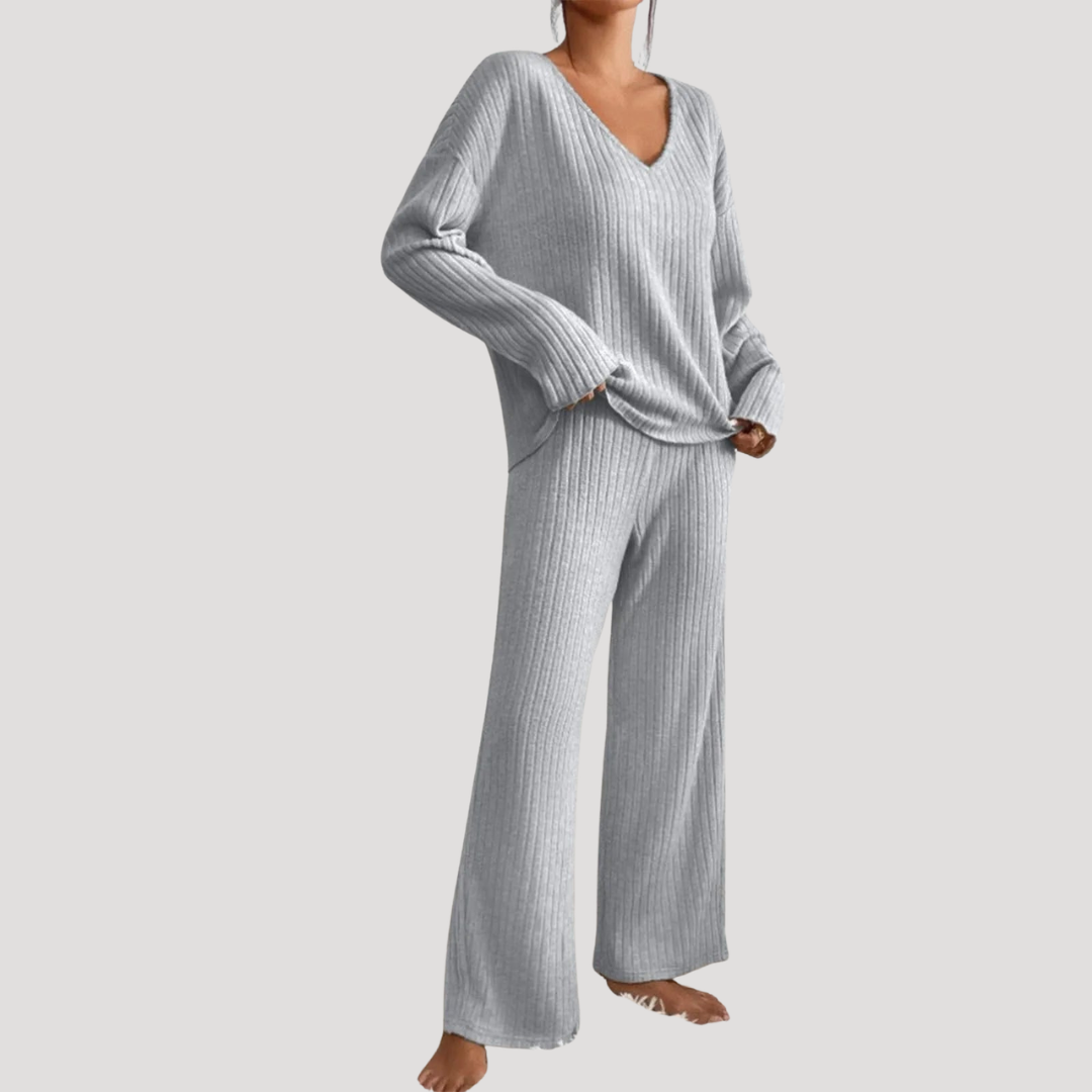 Ensemble femme mode : maille douce, col V, pantalon large, idéal pour confort et style.