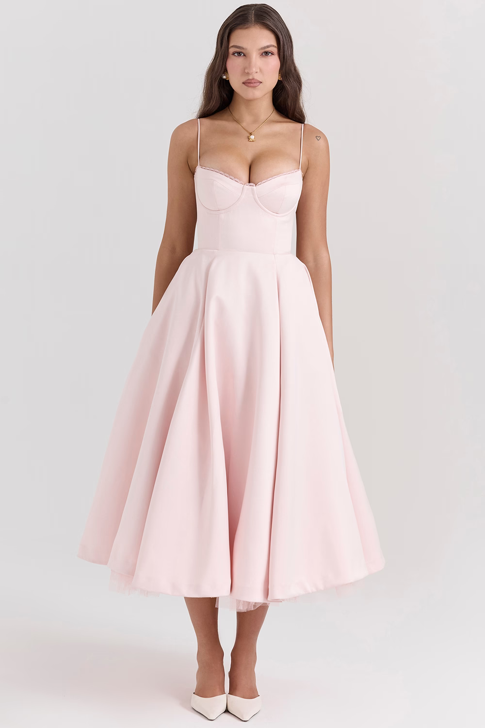 Élégante robe de cérémonie Sophia, coupe longue flatteuse, style glamour et confortable.