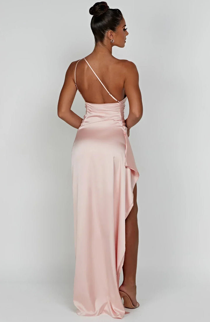 Élégante robe de soirée asymétrique fendue en satin, coupe flatteuse.