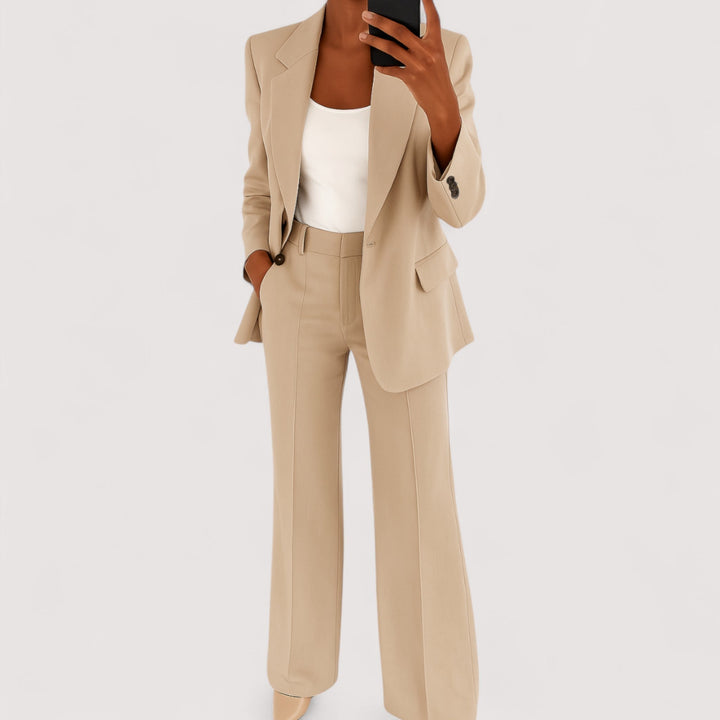 Pantalon femme chic et moderne du tailleur Alessia. Idéal pour ensemble deux pièces professionnel élégant.