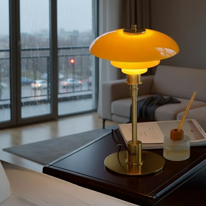 Éclairage minimaliste, lampe de bureau scandinave LED, touche moderne et fonctionnelle.