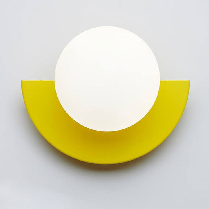 Applique murale Aurora pour couloir. Design moderne et éclairage doux. Luminaire intérieur chic.
