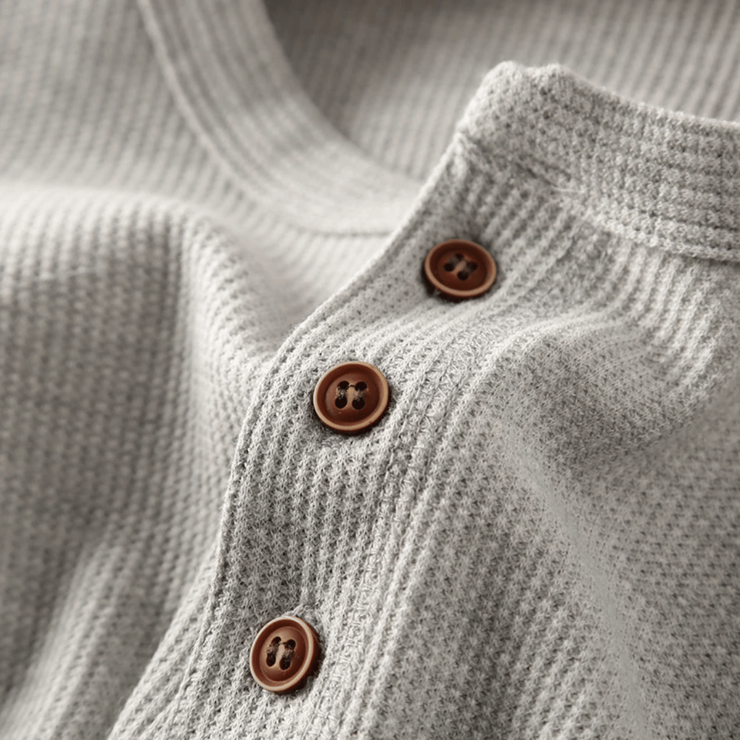 Texture riche et maille confortable du pull Henley pour homme. Idéal pour une tenue polyvalente et élégante.