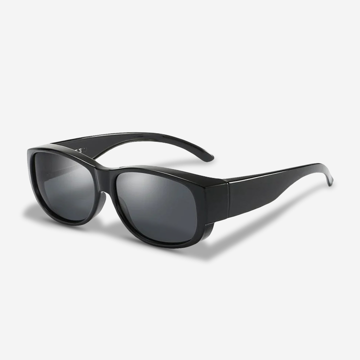 Homme portant des lunettes de soleil à clipser polarisées. Style moderne, protection UV.