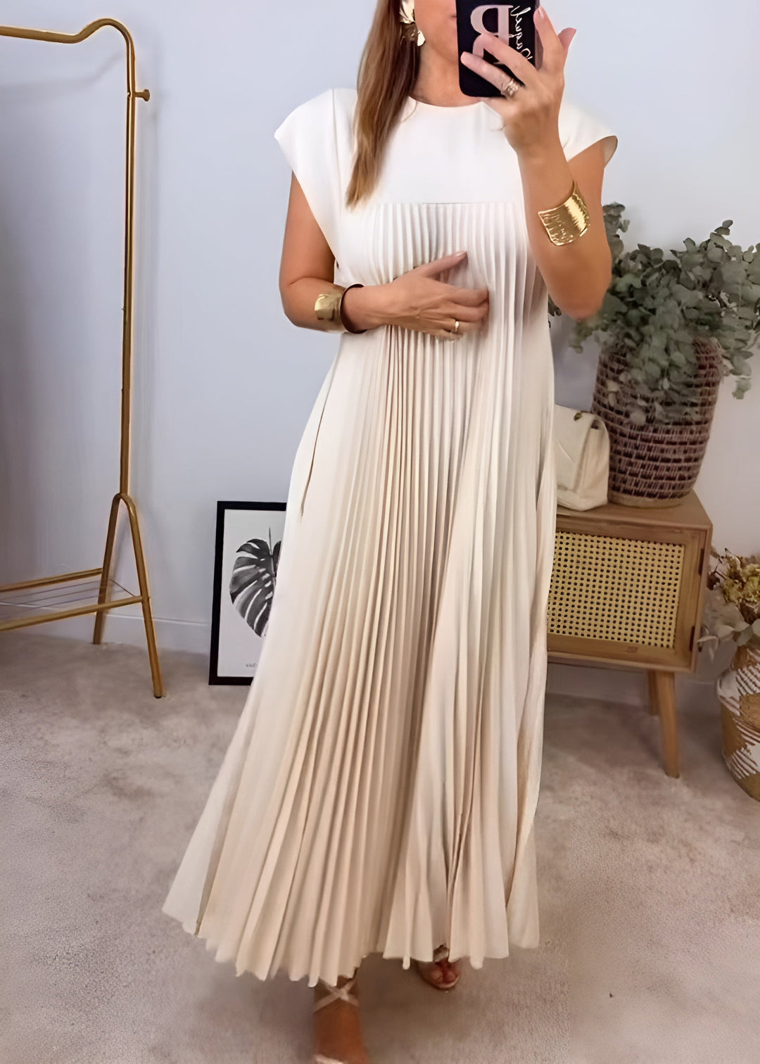 Robe plissée femme, légère et confortable, idéale pour les journées chaudes d'été. Élégance décontractée.