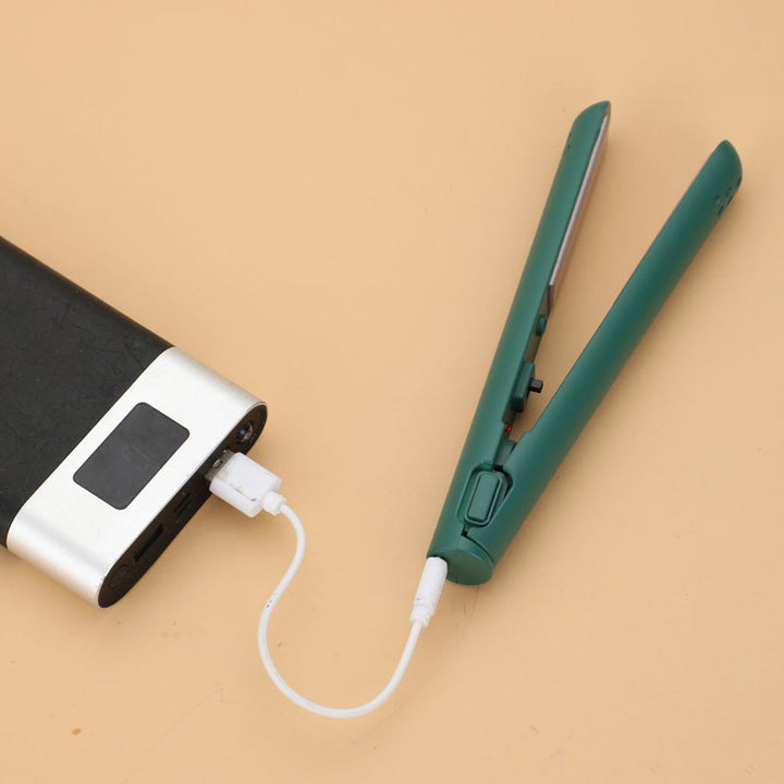 Accessoire beauté cheveux Lina : mini lisseur et fer à boucler portable, pour coiffures variées.