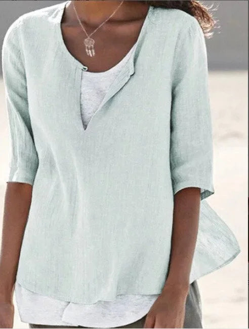 Blouse femme fluide chic, col V et superpositions estivales. Idéale pour tenue décontractée ou élégante d'été.