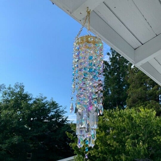 Carillon décoratif en cristal suspendu, idéal pour apporter une ambiance zen à votre jardin ou balcon.