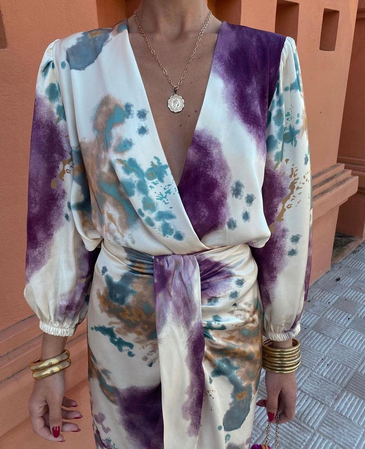 Robe fluide femme élégante, décolleté V, coupe raffinée. Parfaite pour soirées printanières et estivales.