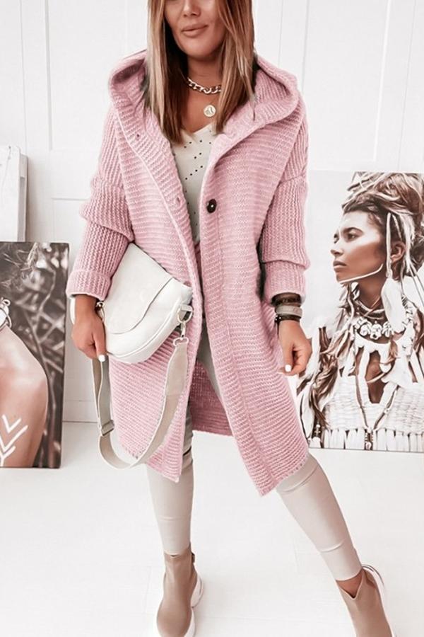 Vue de dos du cardigan à capuche femme, doux et boutonné, ajoutant du style à votre tenue d'hiver.