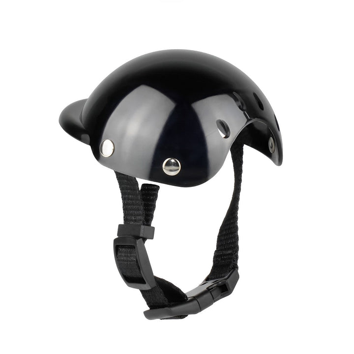 Chien mignon avec casque et lunettes de moto stylés, assurant sécurité et confort en voyage ou en balade à moto.