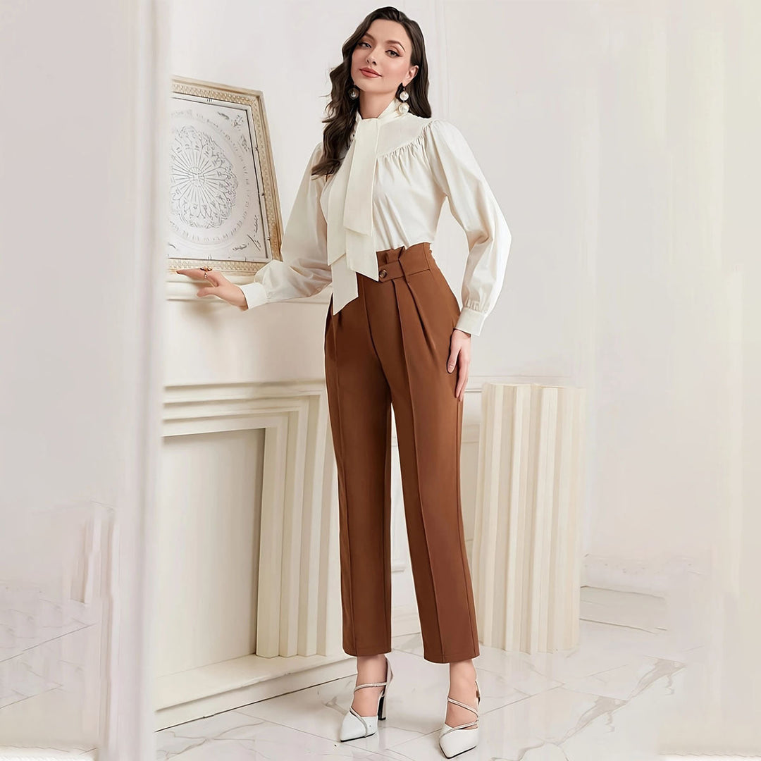 Pantalon droit femme élégant, longueur cheville, taille haute classique, idéal pour un look chic et moderne.