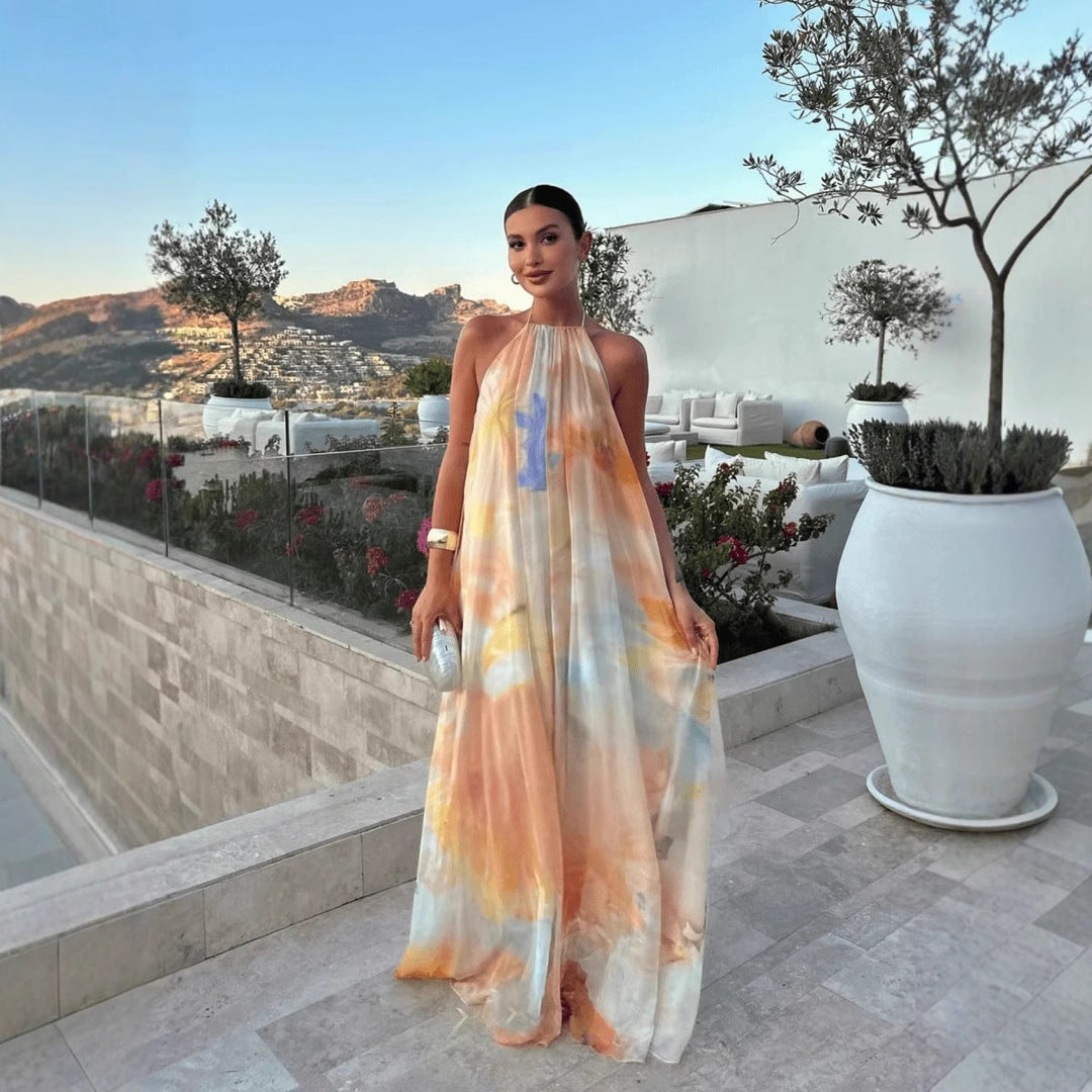 Robe maxi imprimée femme, col halter élégant et dos nu chic. Parfaite pour la mode estivale et les vacances.