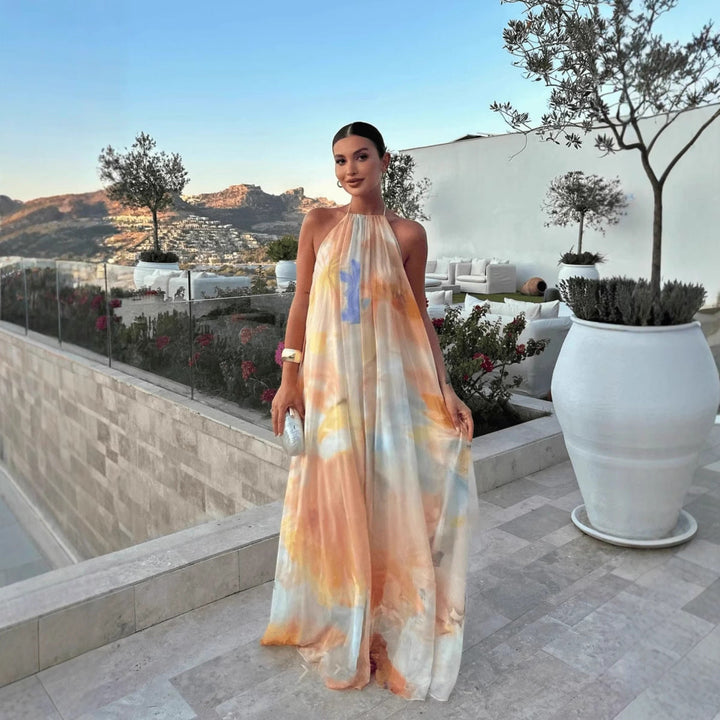 Robe maxi imprimée femme, col halter élégant et dos nu chic. Parfaite pour la mode estivale et les vacances.