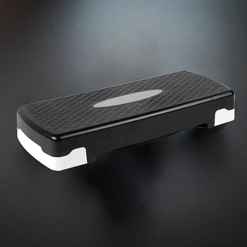 Personne utilisant un stepper aérobie réglable. Surface antidérapante pour entraînement cardio sécurisé.