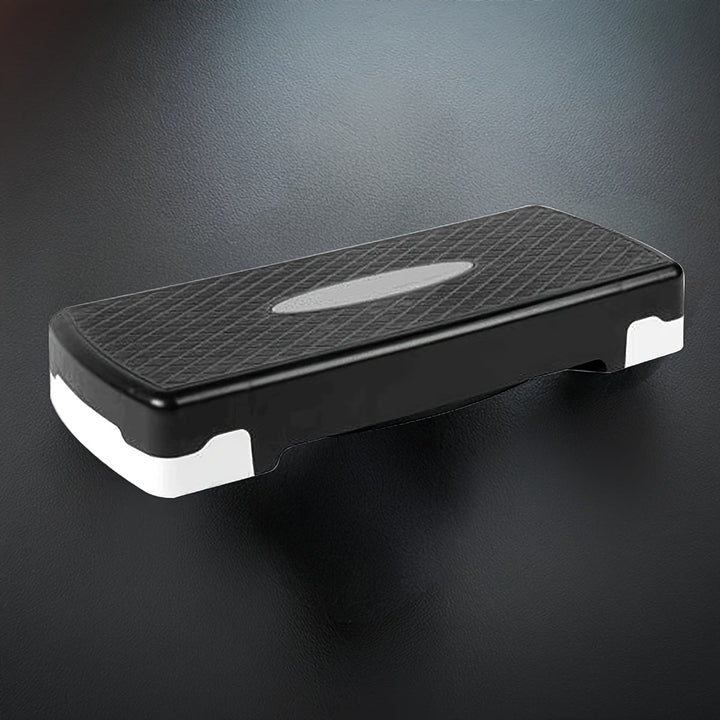 Personne utilisant un stepper aérobie réglable. Surface antidérapante pour entraînement cardio sécurisé.