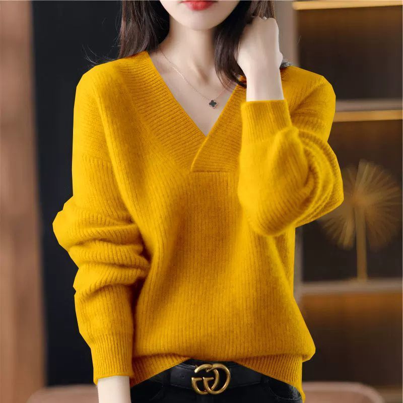 Chic et confortable pull femme à col V, idéal pour un style décontracté au quotidien en saison froide.