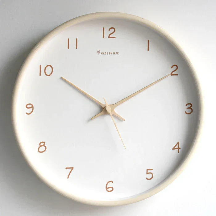 Horloge murale silencieuse moderne, cadre en bois, idéale pour salon ou bureau. Déco épurée.
