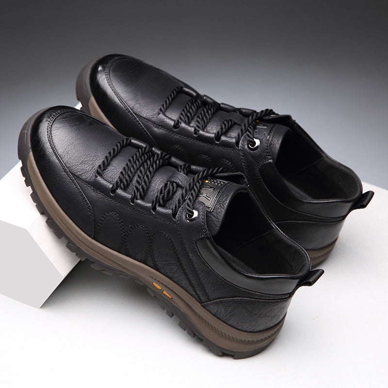 Paire de chaussures de randonnée orthopédiques pour hommes, durables et confortables pour l'aventure en extérieur.